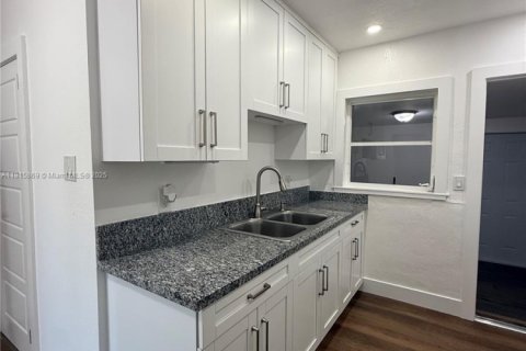 House in Miami, Florida 2 bedrooms № 1971701 - photo 12