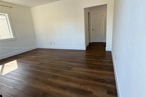 House in Miami, Florida 2 bedrooms № 1971701 - photo 3