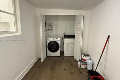 House in Miami, Florida 2 bedrooms № 1971701 - photo 15