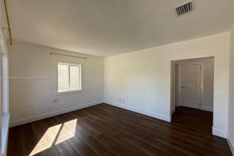 House in Miami, Florida 2 bedrooms № 1971701 - photo 4