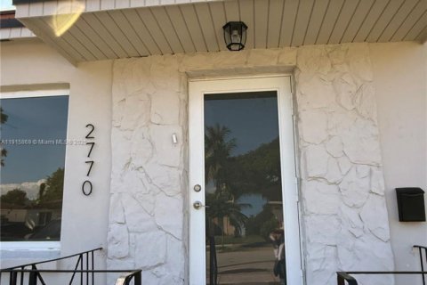 House in Miami, Florida 2 bedrooms № 1971701 - photo 2