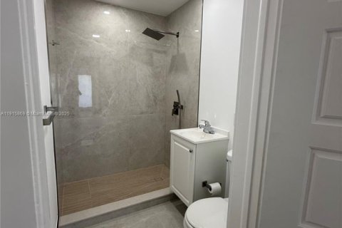 House in Miami, Florida 2 bedrooms № 1971701 - photo 8