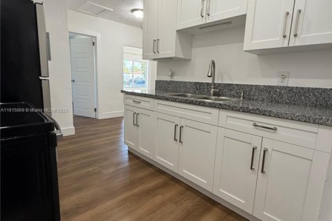 House in Miami, Florida 2 bedrooms № 1971701 - photo 14