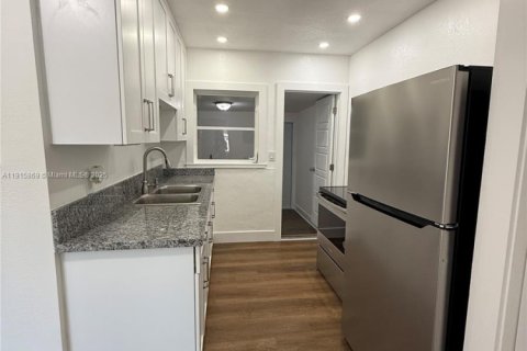 House in Miami, Florida 2 bedrooms № 1971701 - photo 11
