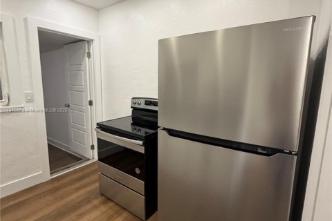 House in Miami, Florida 2 bedrooms № 1971701 - photo 13