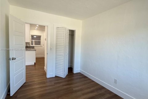 House in Miami, Florida 2 bedrooms № 1971701 - photo 17