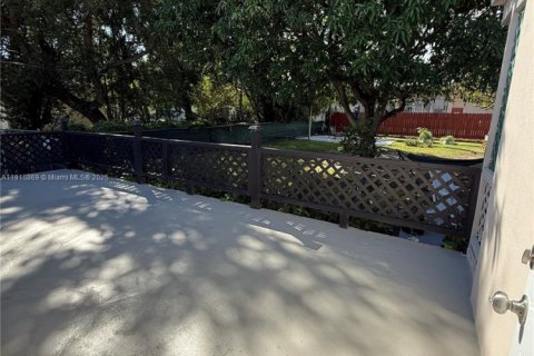 House in Miami, Florida 2 bedrooms № 1971701 - photo 18