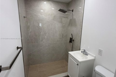 House in Miami, Florida 2 bedrooms № 1971701 - photo 9