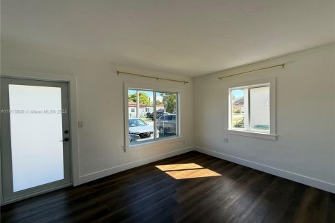 House in Miami, Florida 2 bedrooms № 1971701 - photo 5