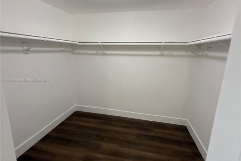 House in Miami, Florida 2 bedrooms № 1971701 - photo 7