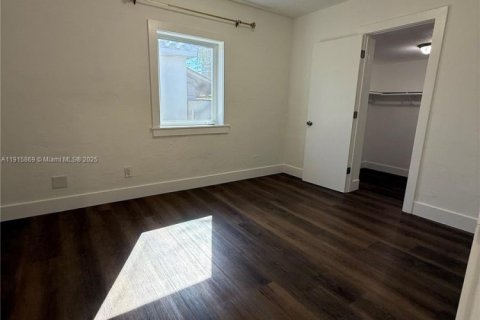House in Miami, Florida 2 bedrooms № 1971701 - photo 6