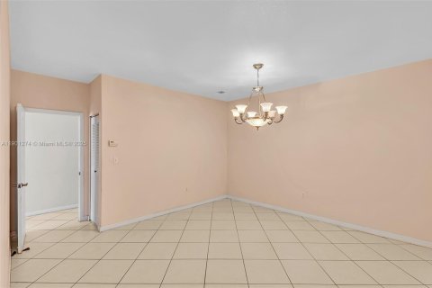 House in Miami, Florida 4 bedrooms, 278.71 sq.m. № 2015101 - photo 13