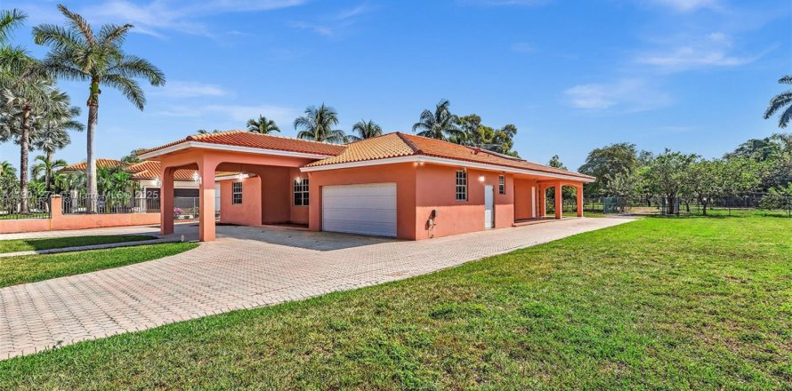 House in Miami, Florida 4 bedrooms, 278.71 sq.m. № 2015101