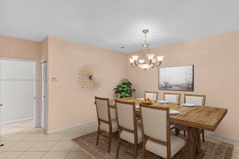 House in Miami, Florida 4 bedrooms, 278.71 sq.m. № 2015101 - photo 14