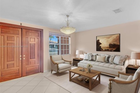 House in Miami, Florida 4 bedrooms, 278.71 sq.m. № 2015101 - photo 12