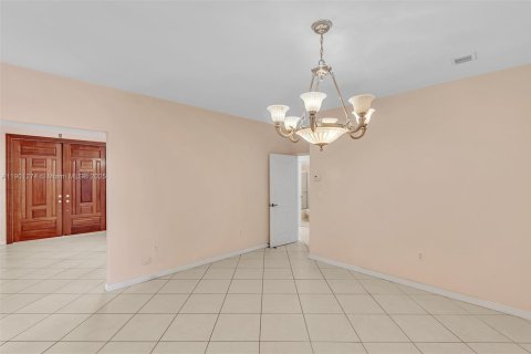 House in Miami, Florida 4 bedrooms, 278.71 sq.m. № 2015101 - photo 15