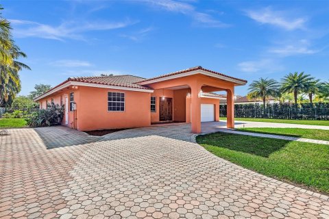 House in Miami, Florida 4 bedrooms, 278.71 sq.m. № 2015101 - photo 6