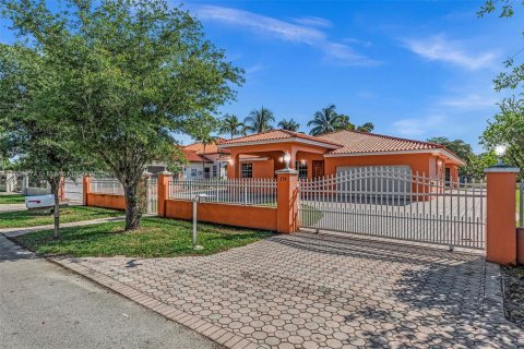 House in Miami, Florida 4 bedrooms, 278.71 sq.m. № 2015101 - photo 5