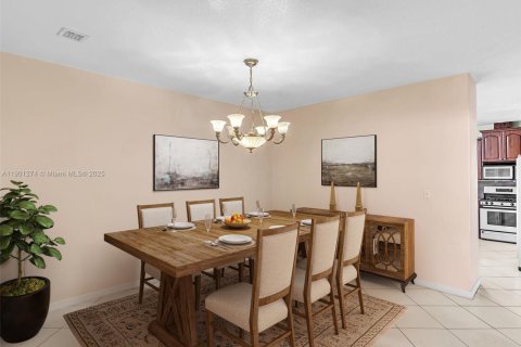 House in Miami, Florida 4 bedrooms, 278.71 sq.m. № 2015101 - photo 16