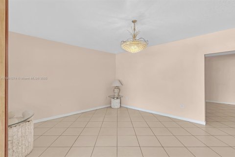 House in Miami, Florida 4 bedrooms, 278.71 sq.m. № 2015101 - photo 9