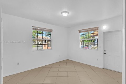 House in Miami, Florida 4 bedrooms, 278.71 sq.m. № 2015101 - photo 17