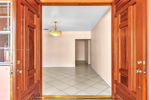 House in Miami, Florida 4 bedrooms, 278.71 sq.m. № 2015101 - photo 8