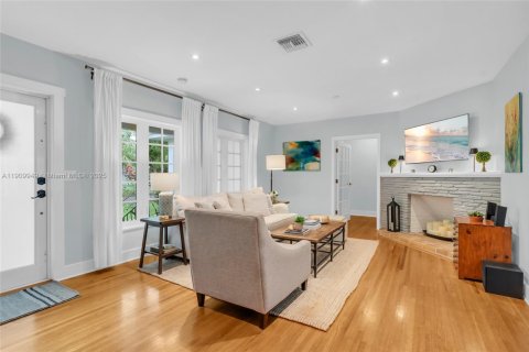 House in Coral Gables, Florida 3 bedrooms, 184.88 sq.m. № 1969657 - photo 5