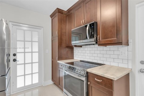 House in Coral Gables, Florida 3 bedrooms, 184.88 sq.m. № 1969657 - photo 14