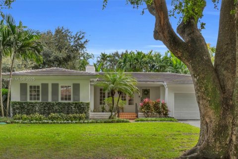 House in Coral Gables, Florida 3 bedrooms, 184.88 sq.m. № 1969657 - photo 1