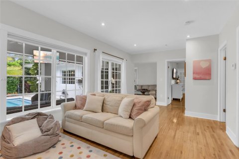 House in Coral Gables, Florida 3 bedrooms, 184.88 sq.m. № 1969657 - photo 15