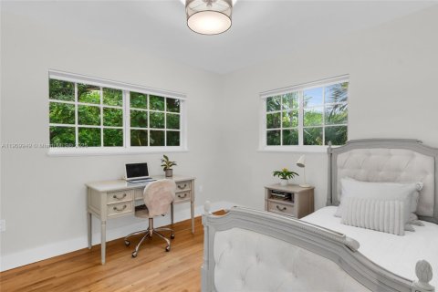 House in Coral Gables, Florida 3 bedrooms, 184.88 sq.m. № 1969657 - photo 24
