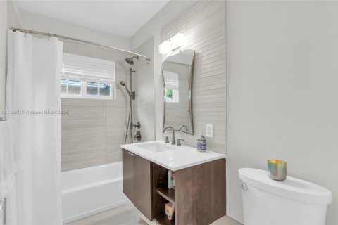 House in Coral Gables, Florida 3 bedrooms, 184.88 sq.m. № 1969657 - photo 23