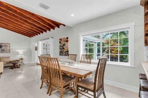 House in Coral Gables, Florida 3 bedrooms, 184.88 sq.m. № 1969657 - photo 10