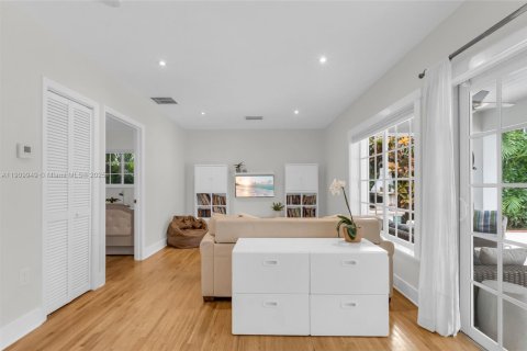 House in Coral Gables, Florida 3 bedrooms, 184.88 sq.m. № 1969657 - photo 16