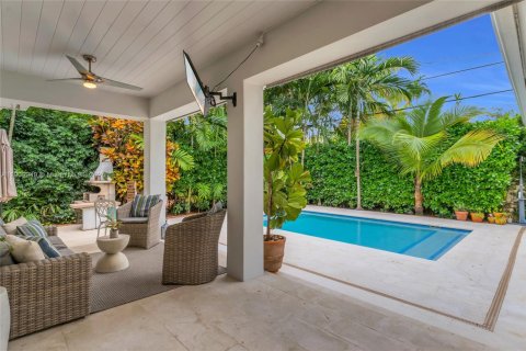 House in Coral Gables, Florida 3 bedrooms, 184.88 sq.m. № 1969657 - photo 27