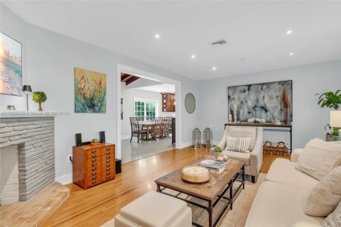 House in Coral Gables, Florida 3 bedrooms, 184.88 sq.m. № 1969657 - photo 3