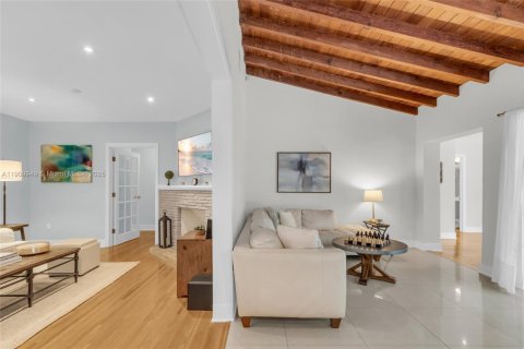 House in Coral Gables, Florida 3 bedrooms, 184.88 sq.m. № 1969657 - photo 6