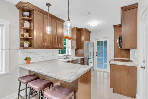 House in Coral Gables, Florida 3 bedrooms, 184.88 sq.m. № 1969657 - photo 11