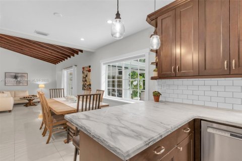 House in Coral Gables, Florida 3 bedrooms, 184.88 sq.m. № 1969657 - photo 12