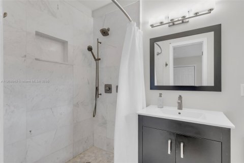 House in Coral Gables, Florida 3 bedrooms, 184.88 sq.m. № 1969657 - photo 20