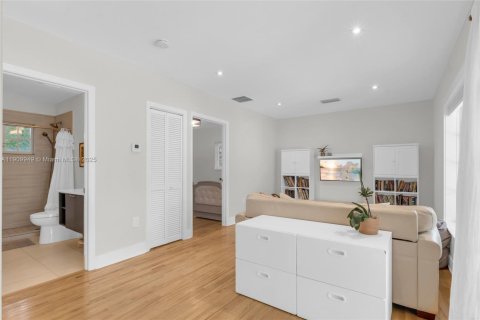 House in Coral Gables, Florida 3 bedrooms, 184.88 sq.m. № 1969657 - photo 17