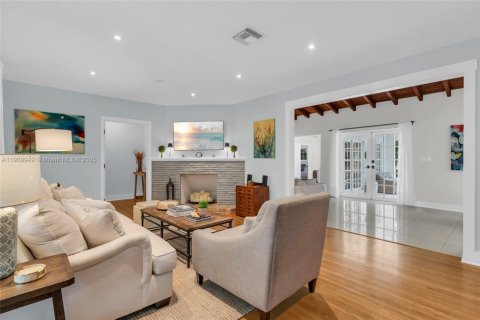 House in Coral Gables, Florida 3 bedrooms, 184.88 sq.m. № 1969657 - photo 4