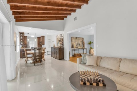 House in Coral Gables, Florida 3 bedrooms, 184.88 sq.m. № 1969657 - photo 8