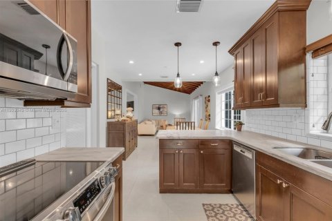 House in Coral Gables, Florida 3 bedrooms, 184.88 sq.m. № 1969657 - photo 13