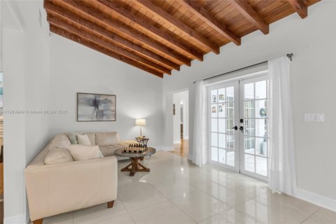 House in Coral Gables, Florida 3 bedrooms, 184.88 sq.m. № 1969657 - photo 7