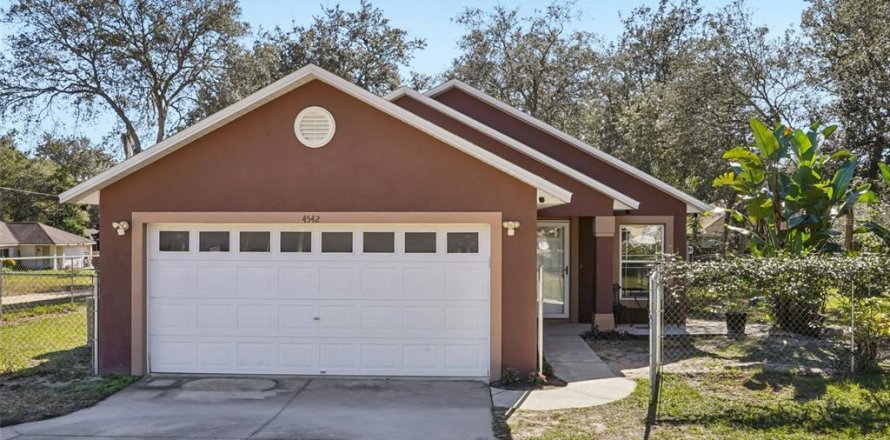 House in Lady Lake, Florida 3 bedrooms, 115.2 sq.m. № 2205993