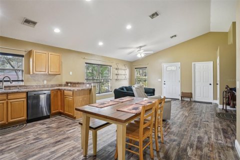 House in Lady Lake, Florida 3 bedrooms, 115.2 sq.m. № 2205993 - photo 15