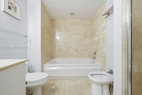 Купить кондоминиум в Санни-Айлс-Бич, Флорида 1 спальня, 89.19м2, № 2041426 - фото 21