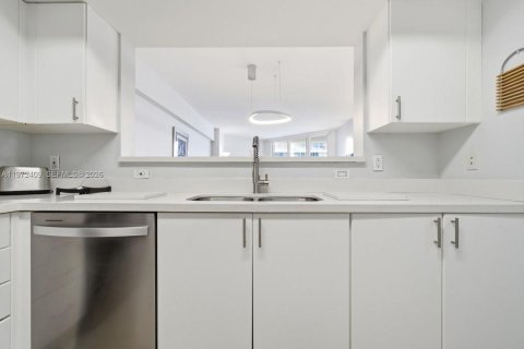 Купить кондоминиум в Санни-Айлс-Бич, Флорида 1 спальня, 89.19м2, № 2041426 - фото 15