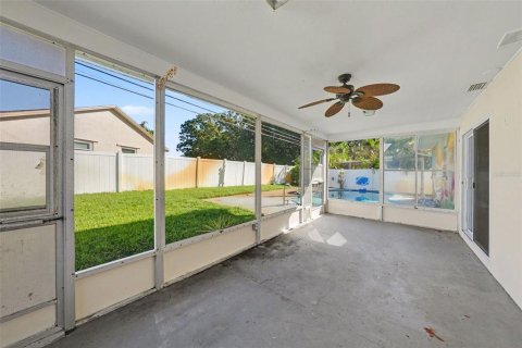 House in Largo, Florida 3 bedrooms, 132.29 sq.m. № 2419194 - photo 20